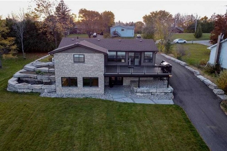 Cottages (Canada, Harcourt, Ontario)