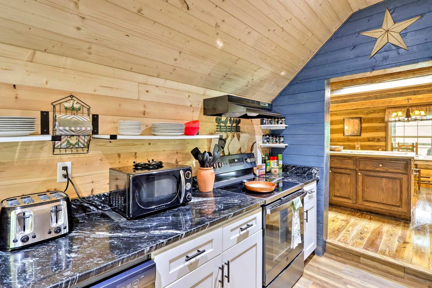 Quaint Cabin with Spa and Game Room in Topton, North Carolina