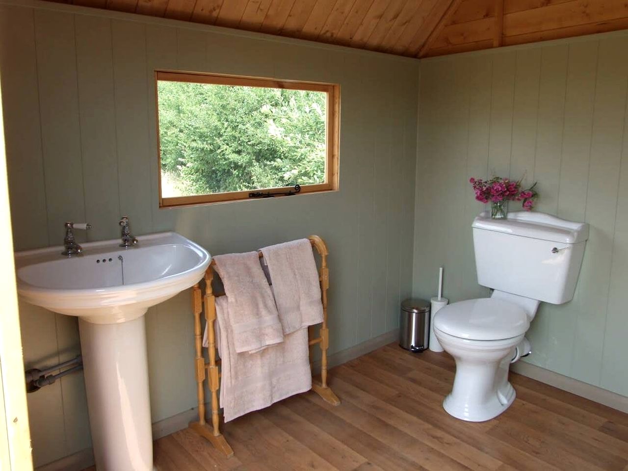 Tranquil Off-Grid Yurt Stay with Outdoor Kitchen & Firepit in England, United Kingdom