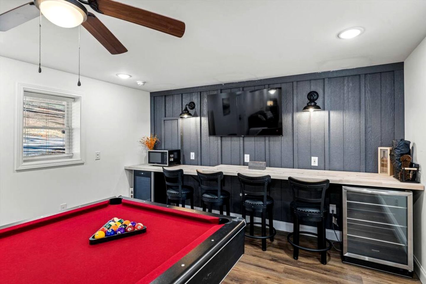 Chic Cabin with Game Space, Jacuzzi and Private Deck in Tennessee