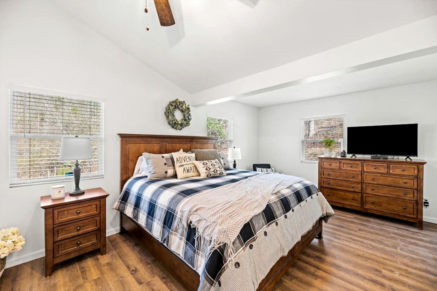 Chic Cabin with Game Space, Jacuzzi and Private Deck in Tennessee
