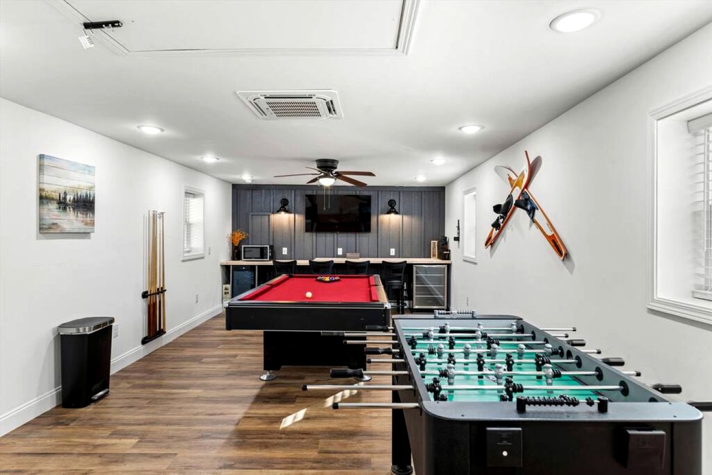 Chic Cabin with Game Space, Jacuzzi and Private Deck in Tennessee