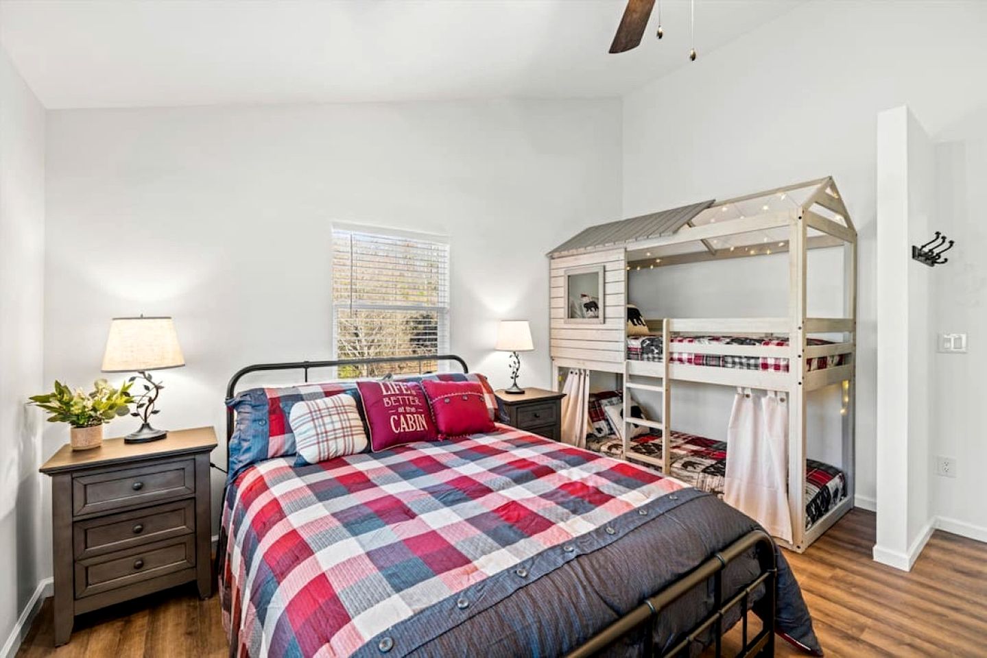 Chic Cabin with Game Space, Jacuzzi and Private Deck in Tennessee