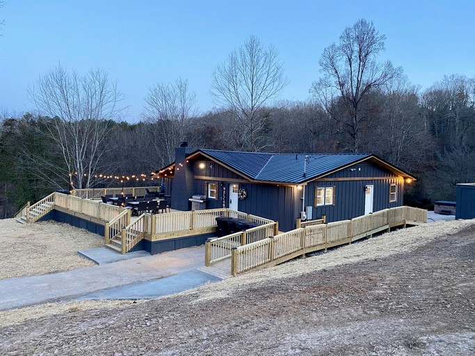 Chic Cabin with Game Space, Jacuzzi and Private Deck in Tennessee