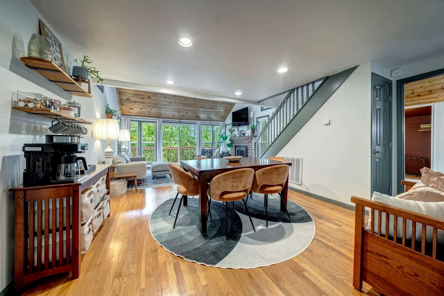 Secluded, Pet Friendly Cabin with Pool Access and Screened-In Porch, Perfect for a Cozy Getaway to Hedgesville, WV