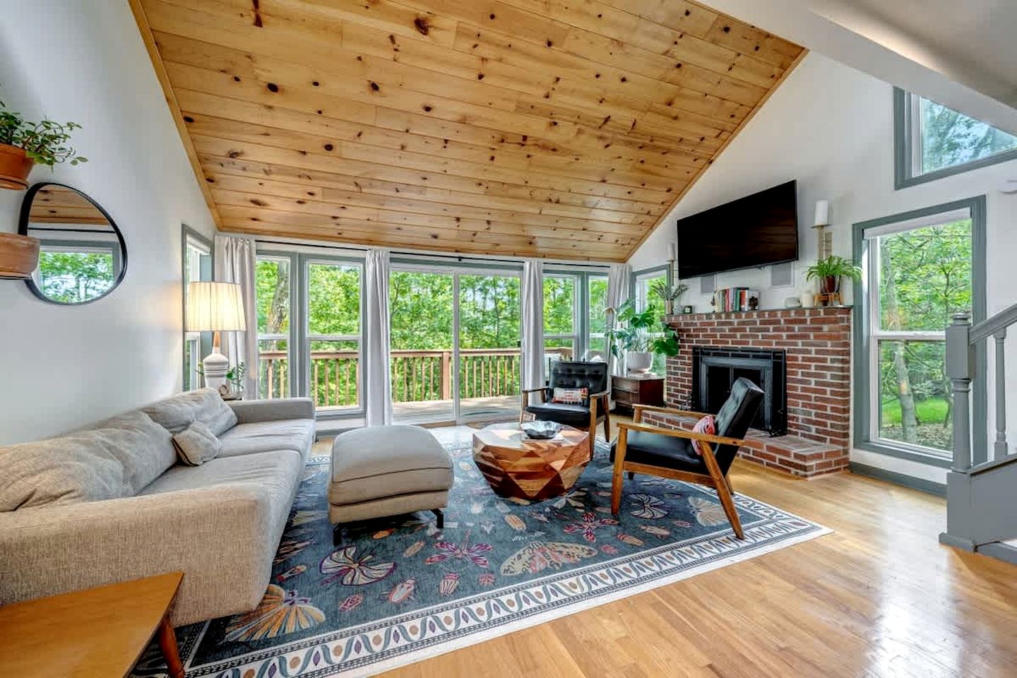 Secluded, Pet Friendly Cabin with Pool Access and Screened-In Porch, Perfect for a Cozy Getaway to Hedgesville, WV