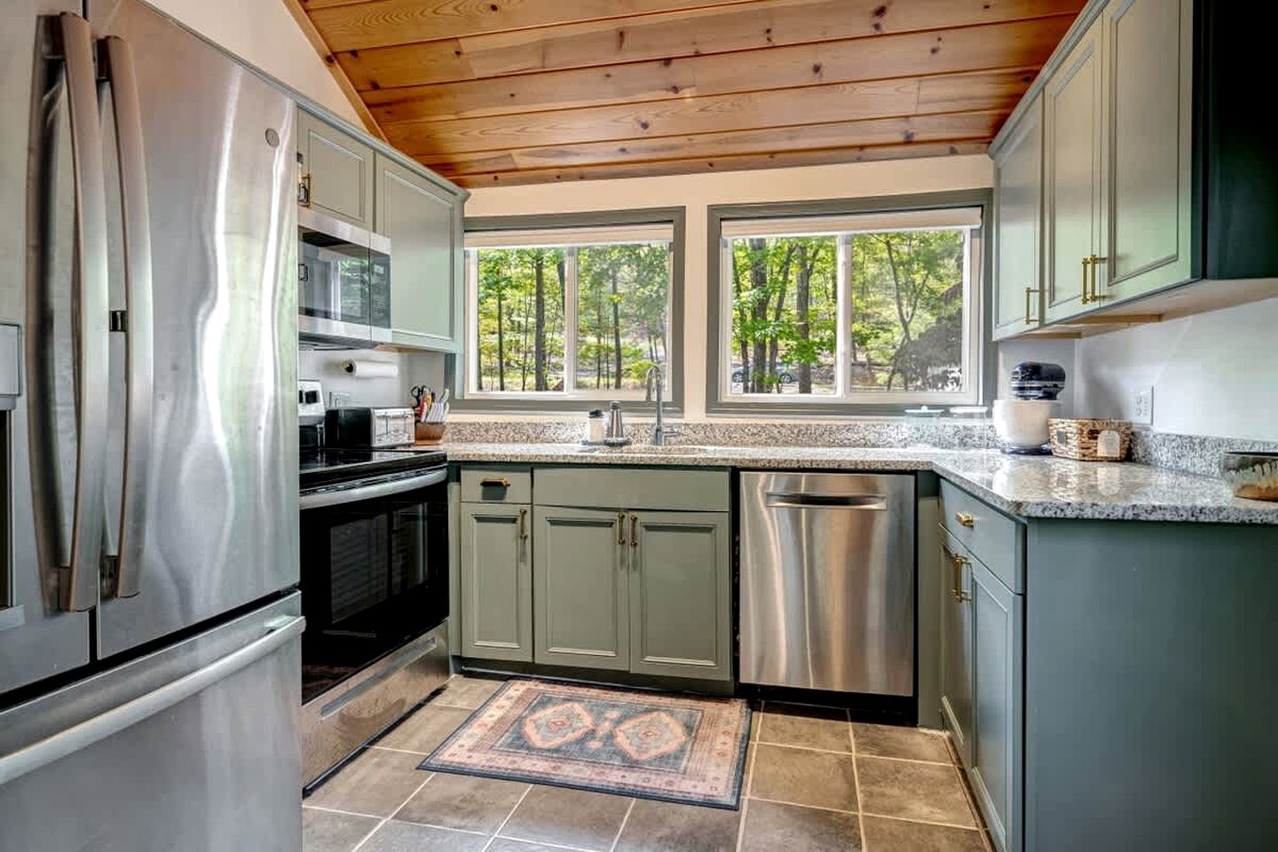 Secluded, Pet Friendly Cabin with Pool Access and Screened-In Porch, Perfect for a Cozy Getaway to Hedgesville, WV