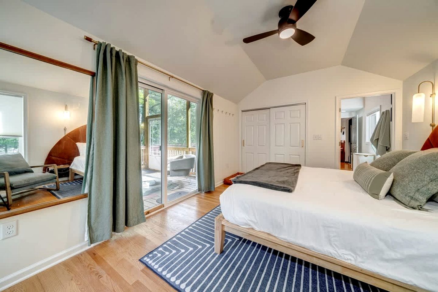 Secluded, Pet Friendly Cabin with Pool Access and Screened-In Porch, Perfect for a Cozy Getaway to Hedgesville, WV