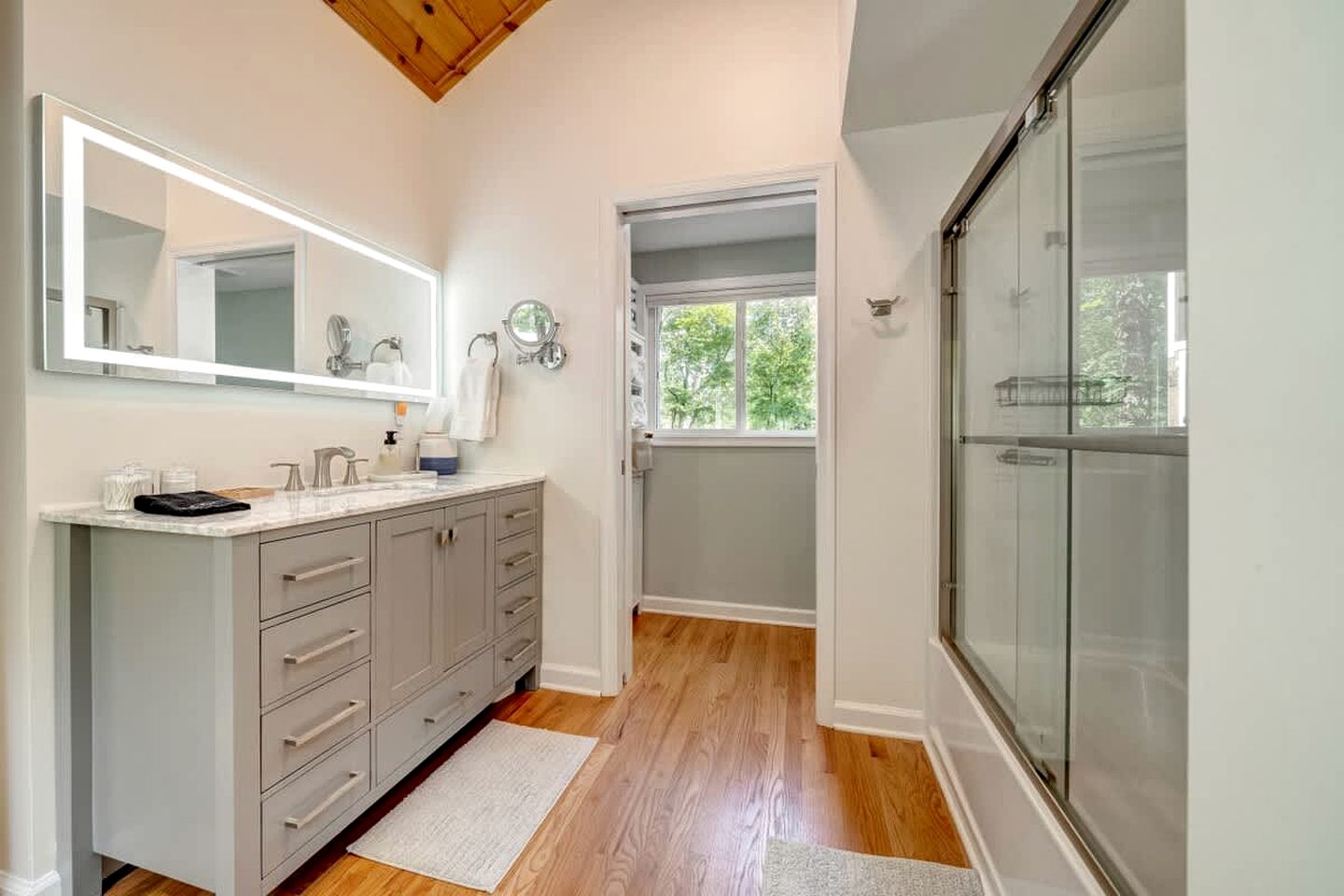 Secluded, Pet Friendly Cabin with Pool Access and Screened-In Porch, Perfect for a Cozy Getaway to Hedgesville, WV