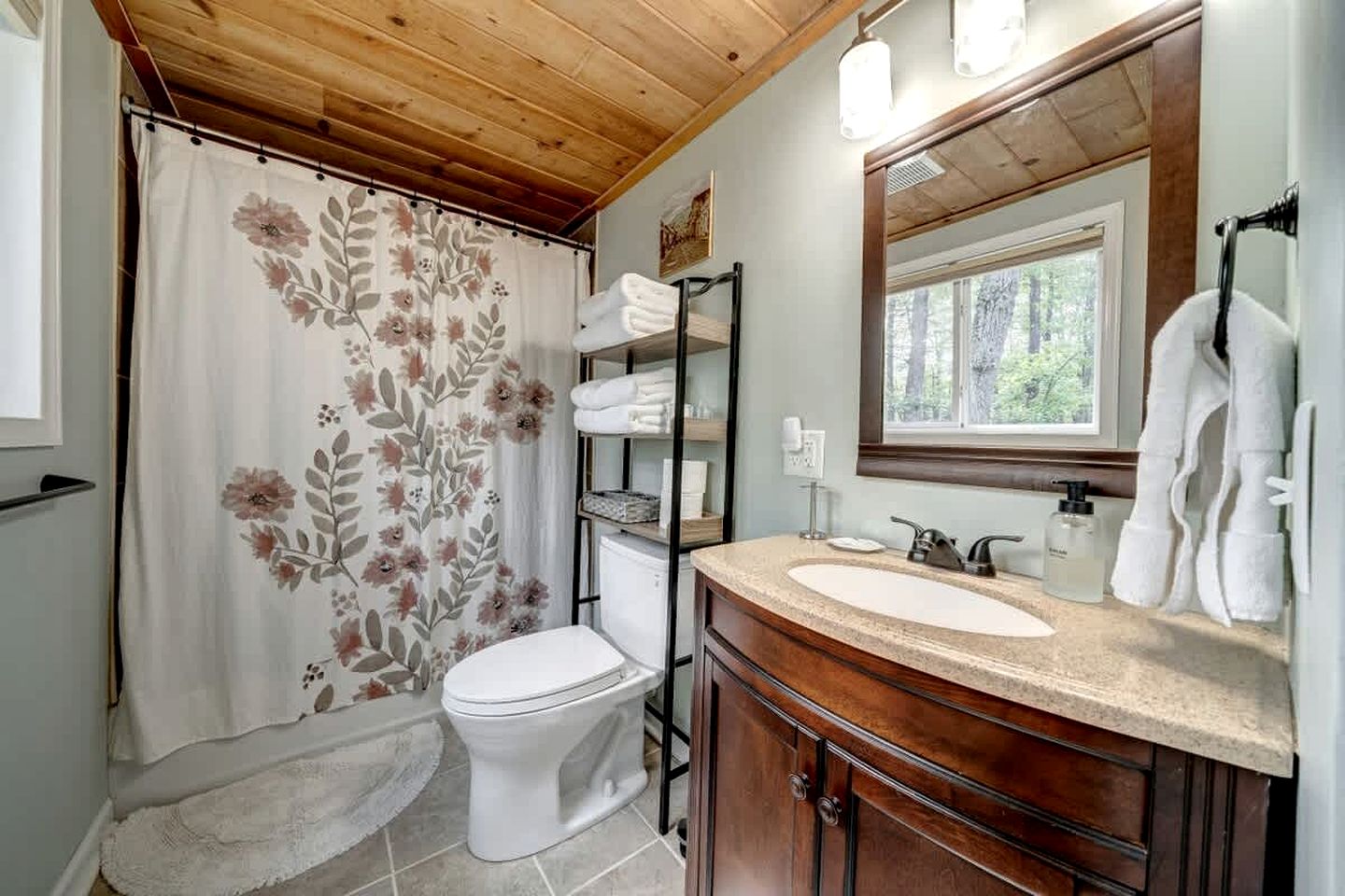 Secluded, Pet Friendly Cabin with Pool Access and Screened-In Porch, Perfect for a Cozy Getaway to Hedgesville, WV