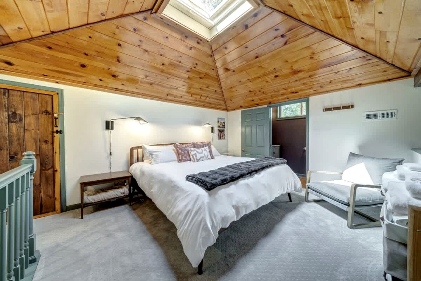 Secluded, Pet Friendly Cabin with Pool Access and Screened-In Porch, Perfect for a Cozy Getaway to Hedgesville, WV