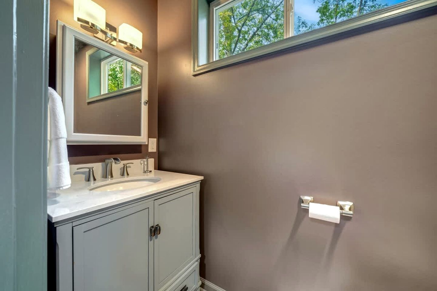 Secluded, Pet Friendly Cabin with Pool Access and Screened-In Porch, Perfect for a Cozy Getaway to Hedgesville, WV