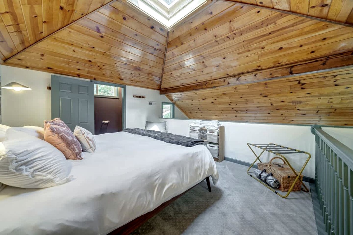 Secluded, Pet Friendly Cabin with Pool Access and Screened-In Porch, Perfect for a Cozy Getaway to Hedgesville, WV