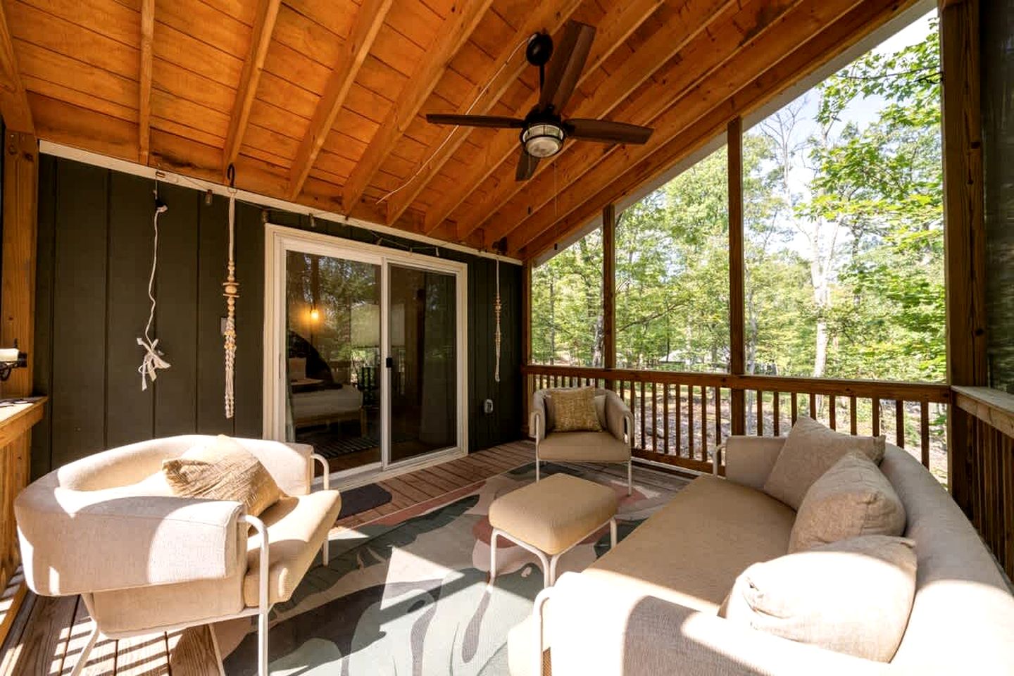 Secluded, Pet Friendly Cabin with Pool Access and Screened-In Porch, Perfect for a Cozy Getaway to Hedgesville, WV