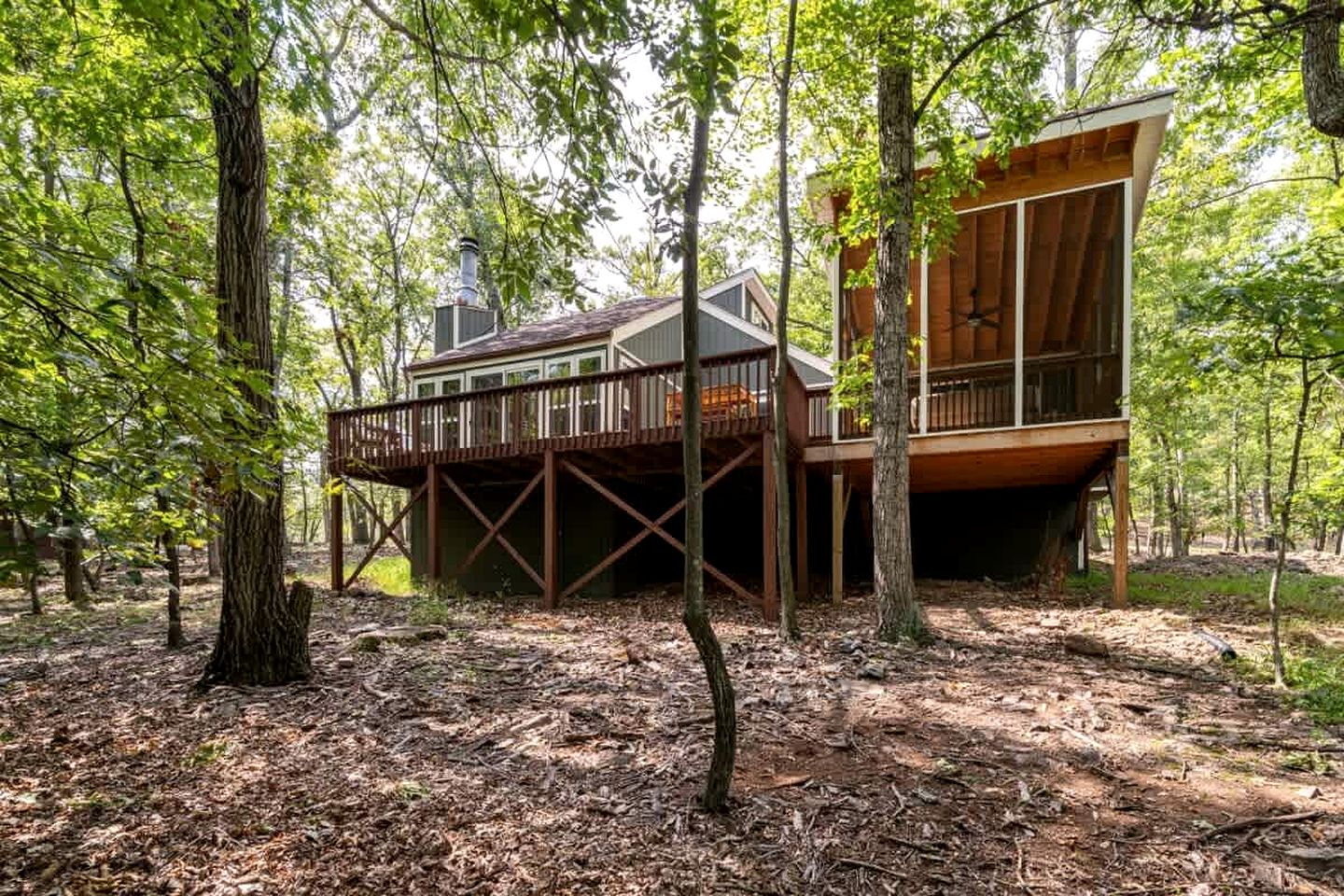 Secluded, Pet Friendly Cabin with Pool Access and Screened-In Porch, Perfect for a Cozy Getaway to Hedgesville, WV