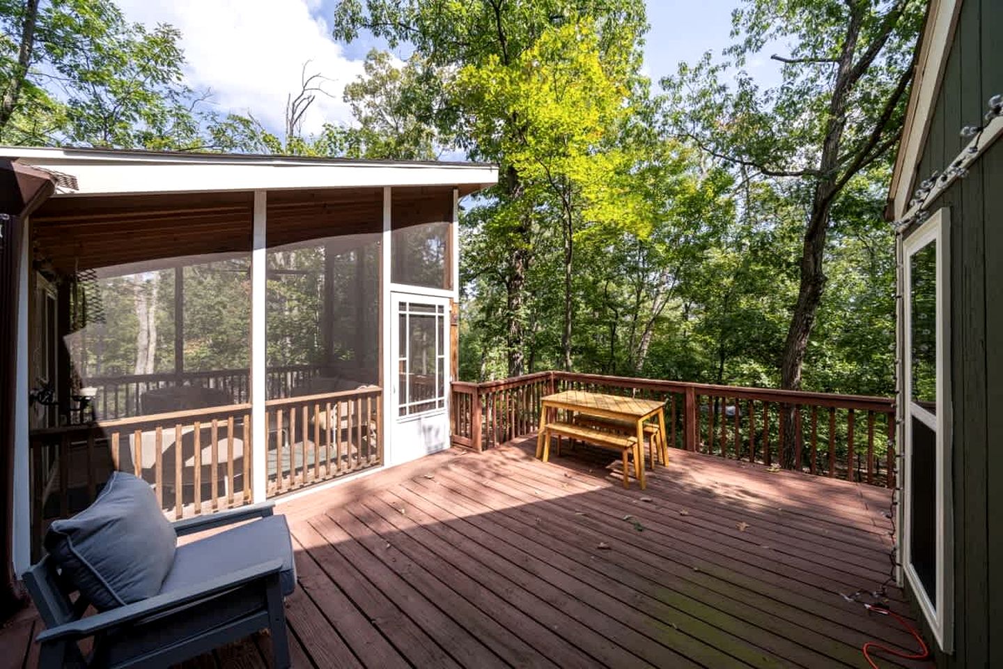 Secluded, Pet Friendly Cabin with Pool Access and Screened-In Porch, Perfect for a Cozy Getaway to Hedgesville, WV