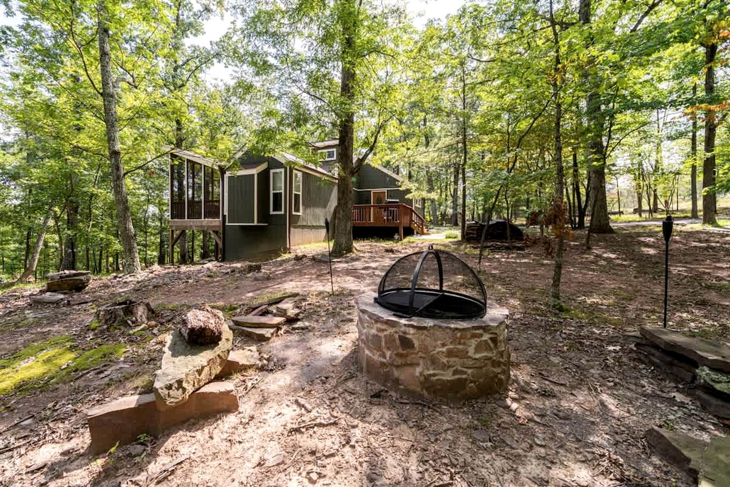 Secluded, Pet Friendly Cabin with Pool Access and Screened-In Porch, Perfect for a Cozy Getaway to Hedgesville, WV