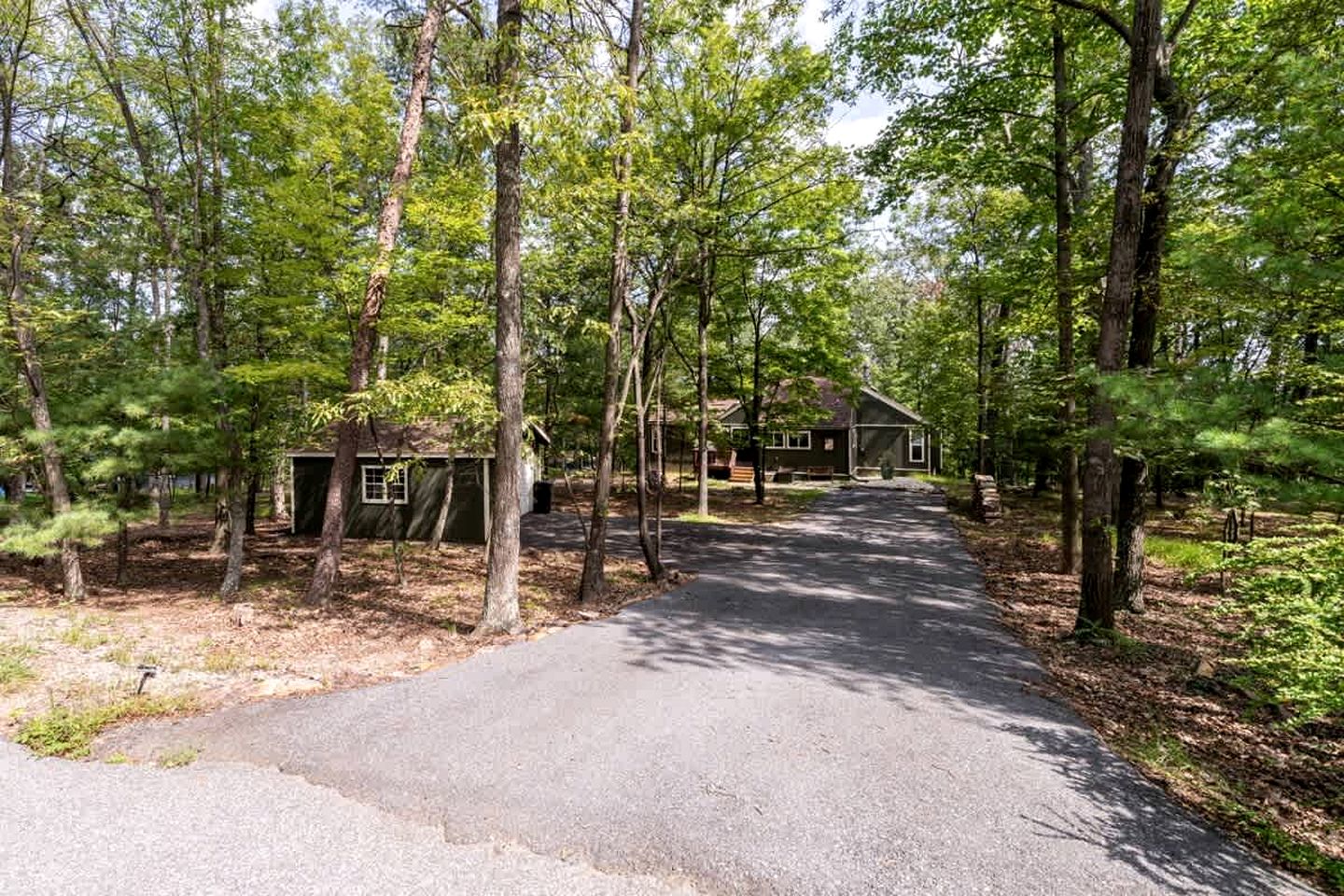 Secluded, Pet Friendly Cabin with Pool Access and Screened-In Porch, Perfect for a Cozy Getaway to Hedgesville, WV