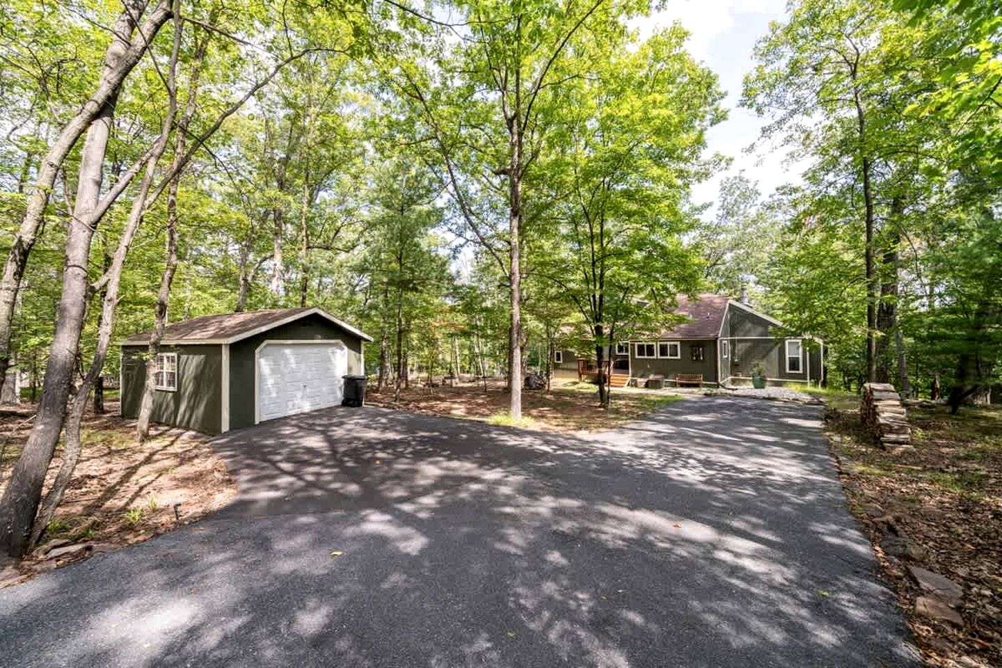 Secluded, Pet Friendly Cabin with Pool Access and Screened-In Porch, Perfect for a Cozy Getaway to Hedgesville, WV