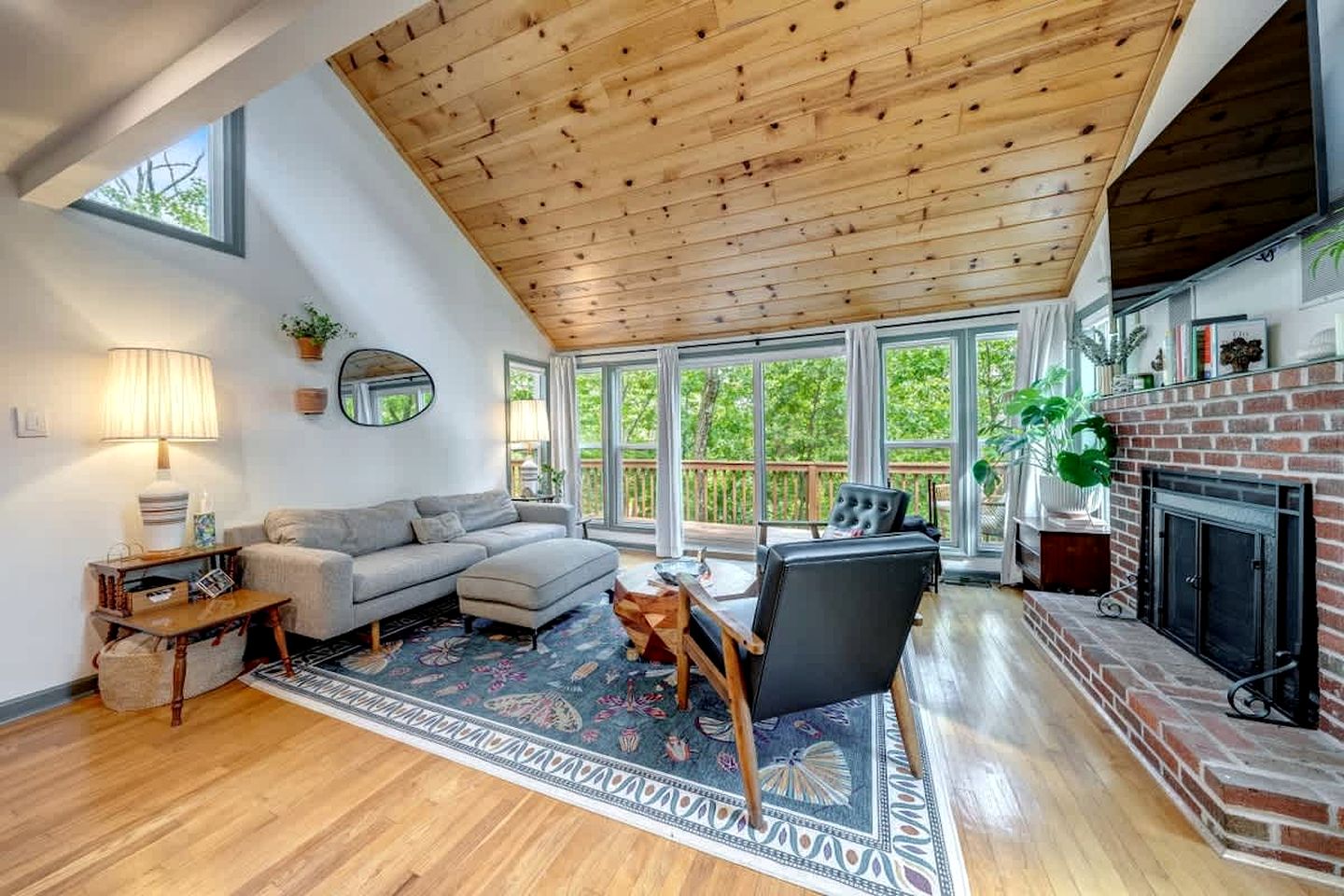 Secluded, Pet Friendly Cabin with Pool Access and Screened-In Porch, Perfect for a Cozy Getaway to Hedgesville, WV