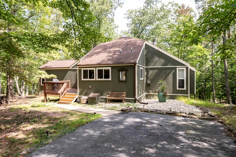 Secluded, Pet Friendly Cabin with Pool Access and Screened-In Porch, Perfect for a Cozy Getaway to Hedgesville, WV