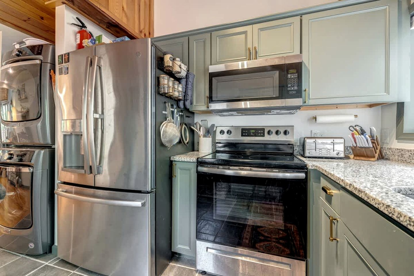 Secluded, Pet Friendly Cabin with Pool Access and Screened-In Porch, Perfect for a Cozy Getaway to Hedgesville, WV