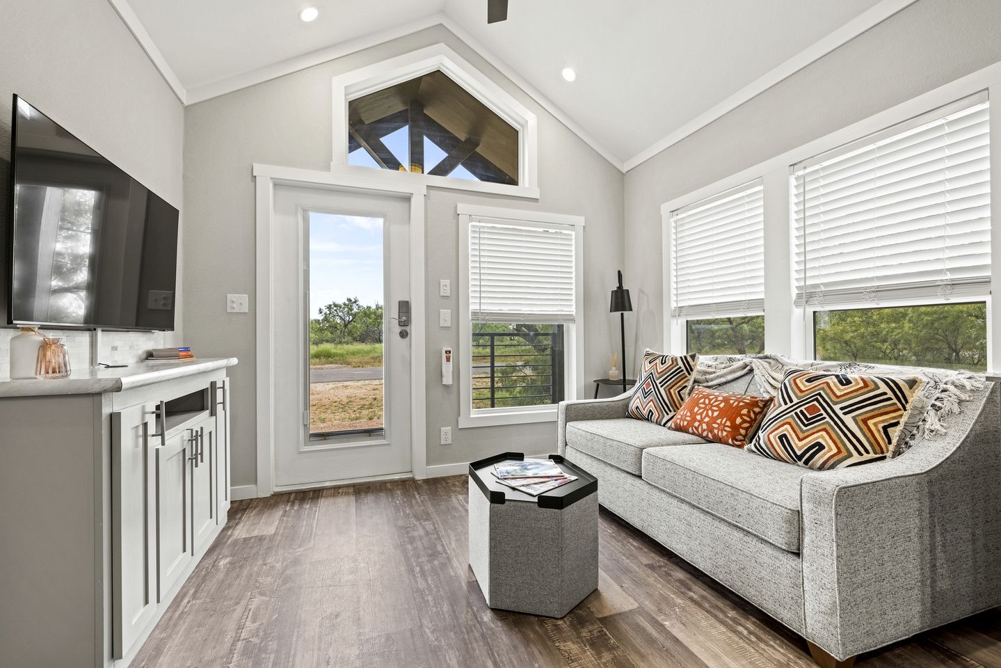 Chic Comfy Cabin with Private Fire Pit, Grill and Picnic Space in Texas