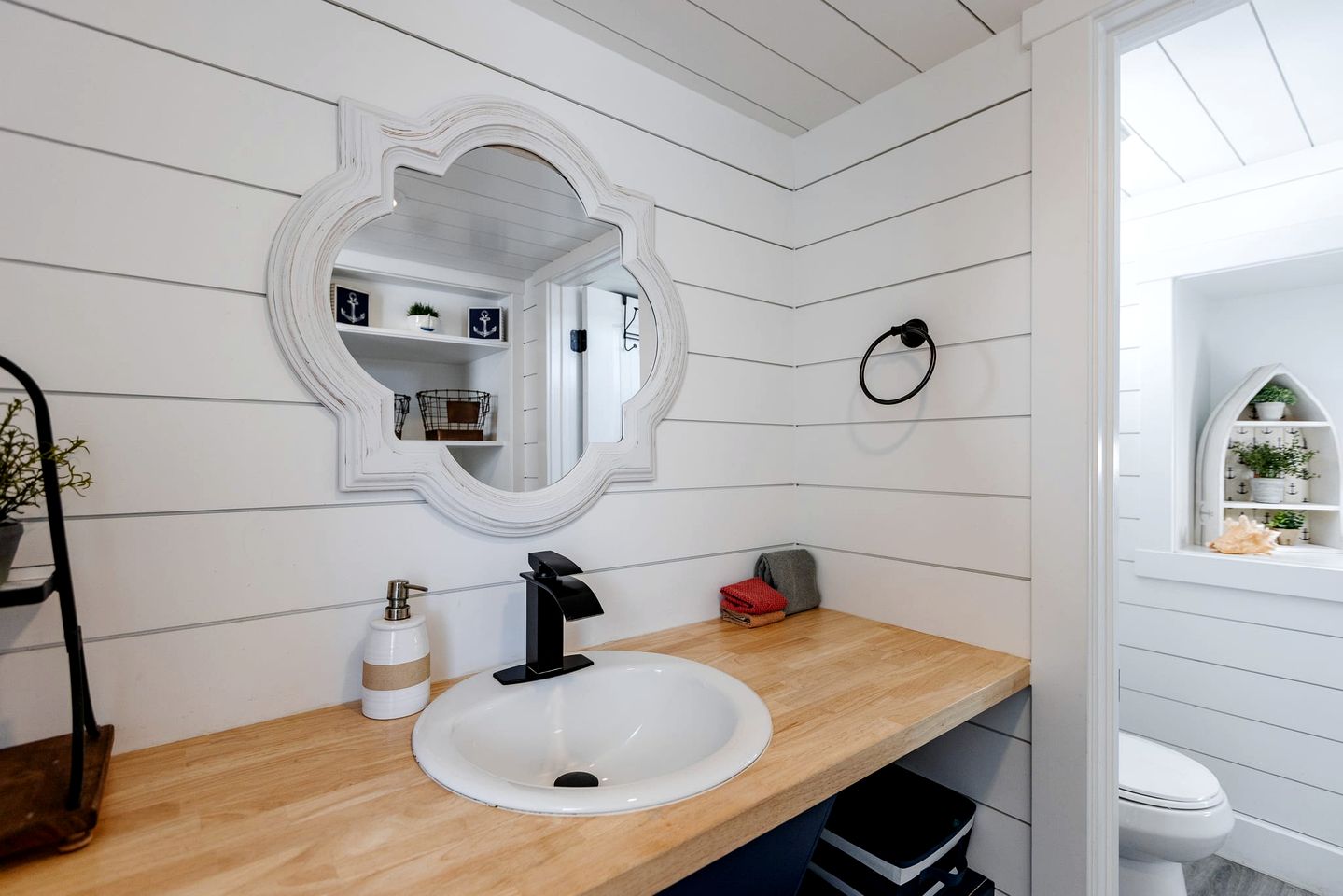 Chic Coziness: Fully Equipped Original Tiny House in Apple Valley