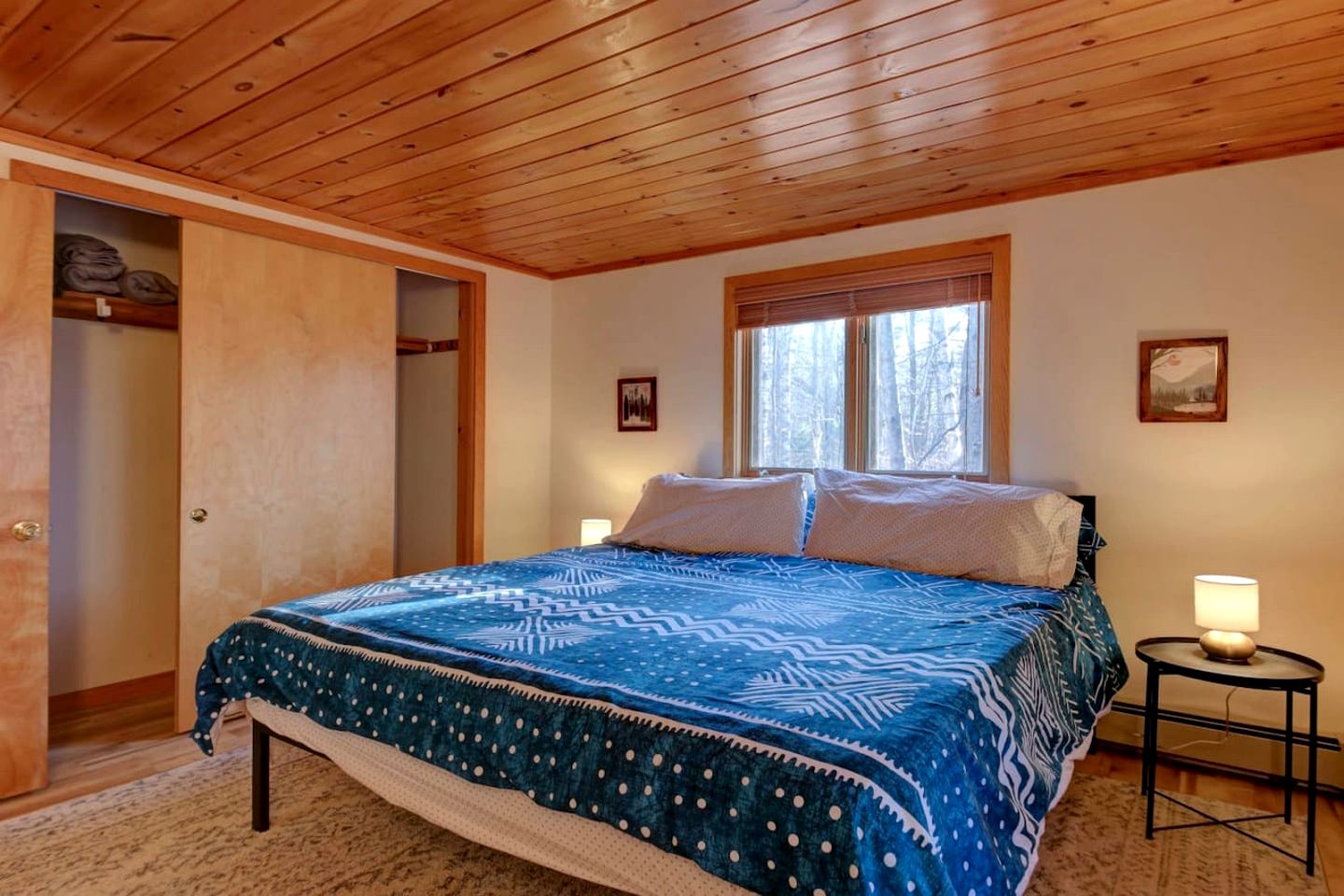 Chic Forest Cabin with Hot-Tub, Deck and Fire Pit in New Hampshire