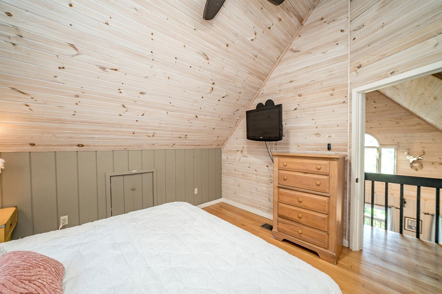 Chic Picturesque Cabin Ideal for a Romantic Getaway in Tennessee