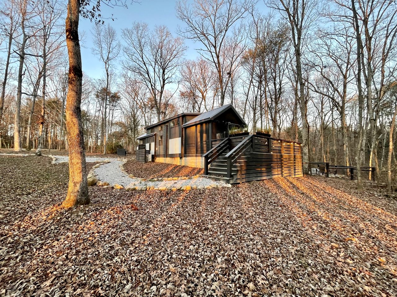 Chic Tiny Cabin with Jacuzzi, Screened Porch and Grill in Tennessee