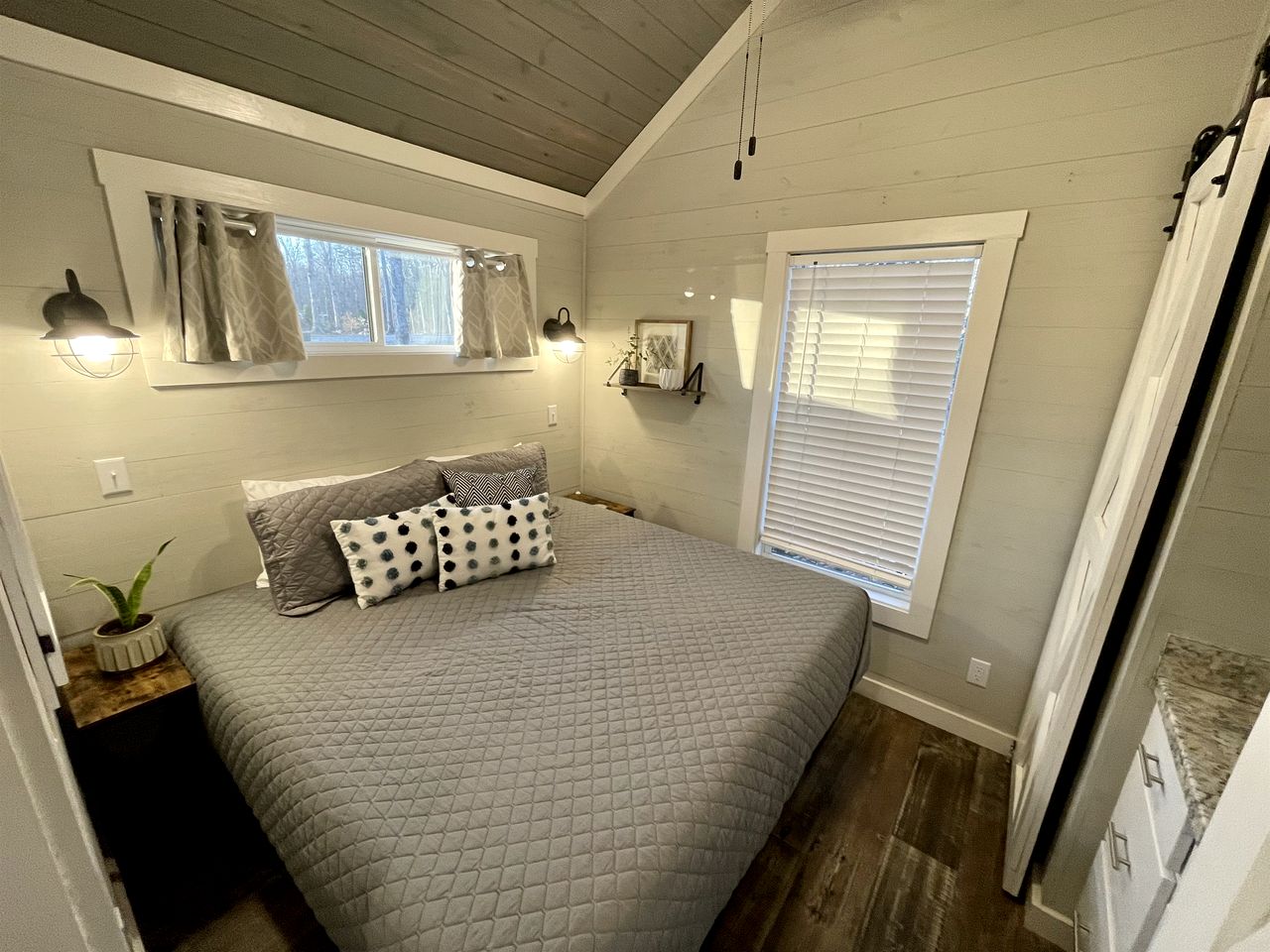 Chic Tiny Cabin with Jacuzzi, Screened Porch and Grill in Tennessee