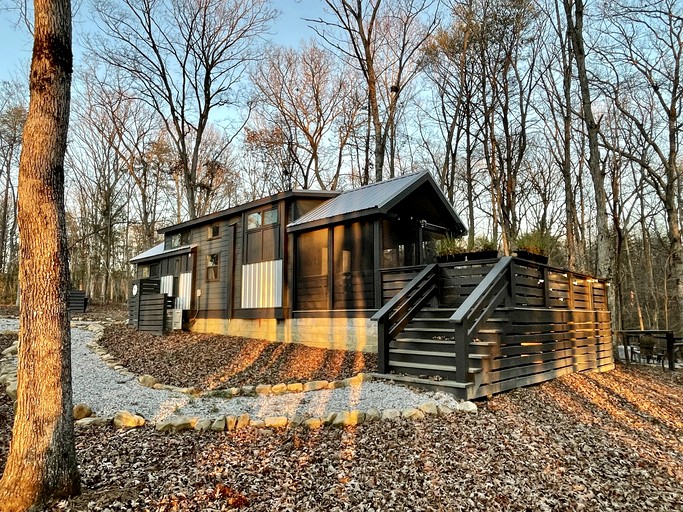 Chic Tiny Cabin with Jacuzzi, Screened Porch and Grill in Tennessee
