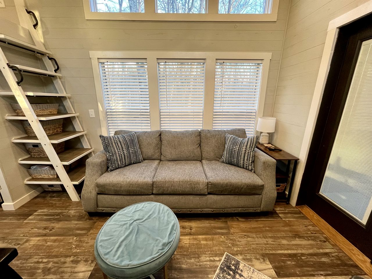 Chic Tiny Cabin with Jacuzzi, Screened Porch and Grill in Tennessee