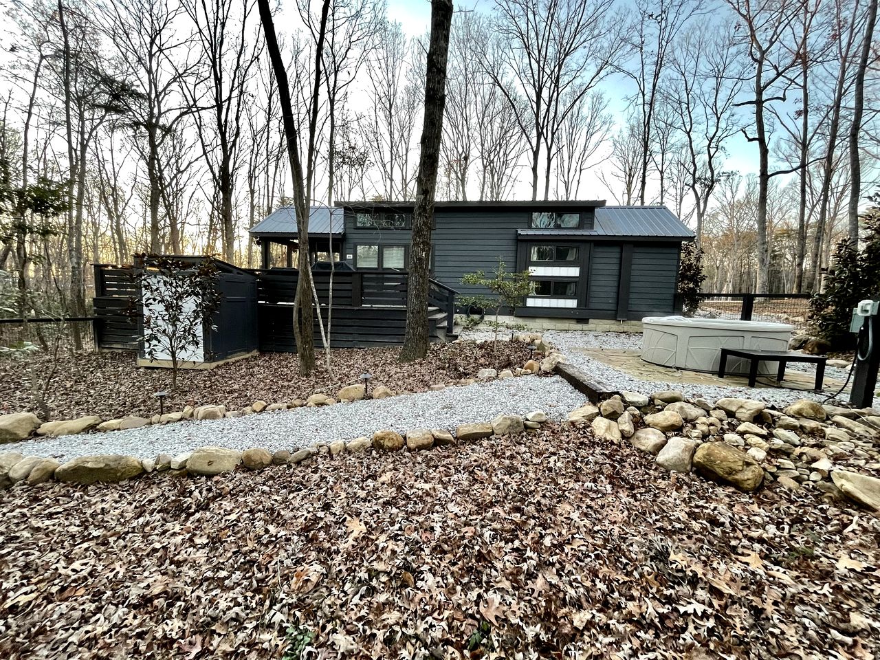 Chic Tiny Cabin with Jacuzzi, Screened Porch and Grill in Tennessee