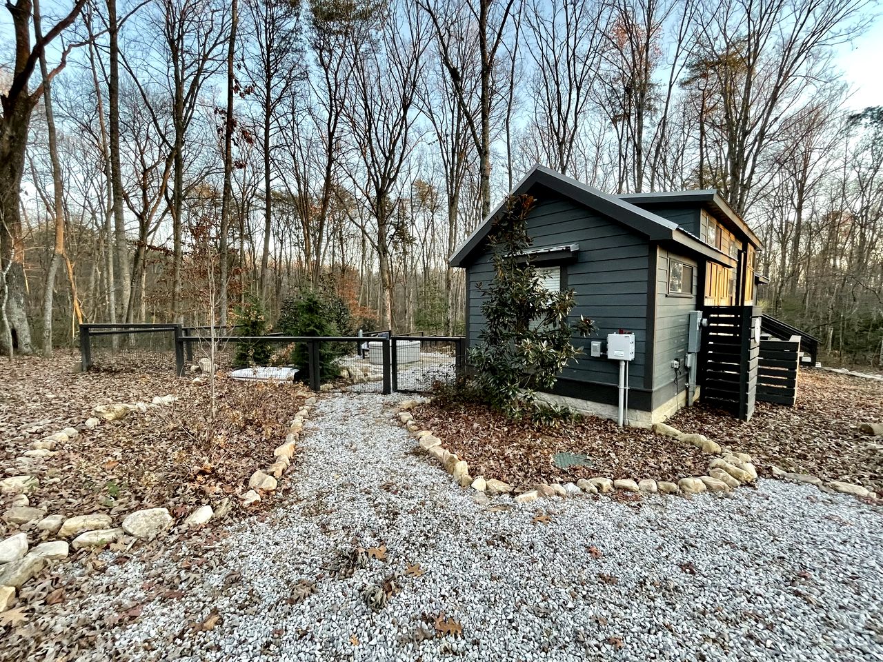 Chic Tiny Cabin with Jacuzzi, Screened Porch and Grill in Tennessee
