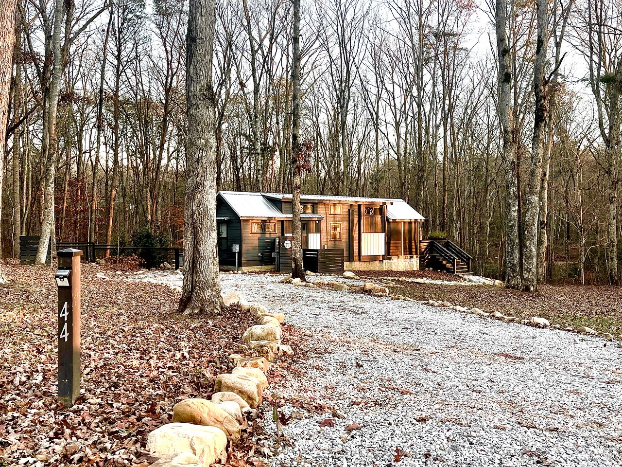 Chic Tiny Cabin with Jacuzzi, Screened Porch and Grill in Tennessee