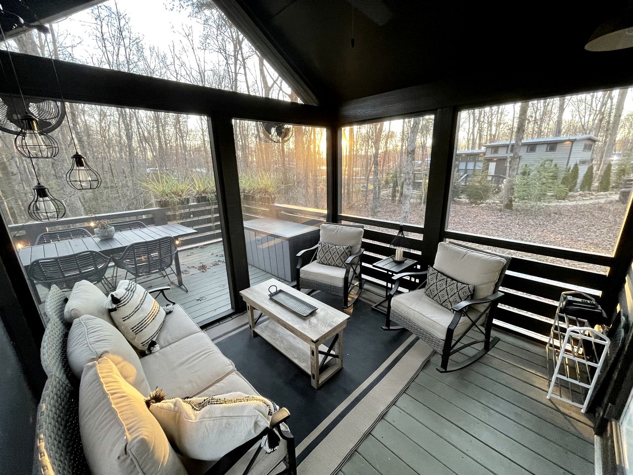 Chic Tiny Cabin with Jacuzzi, Screened Porch and Grill in Tennessee