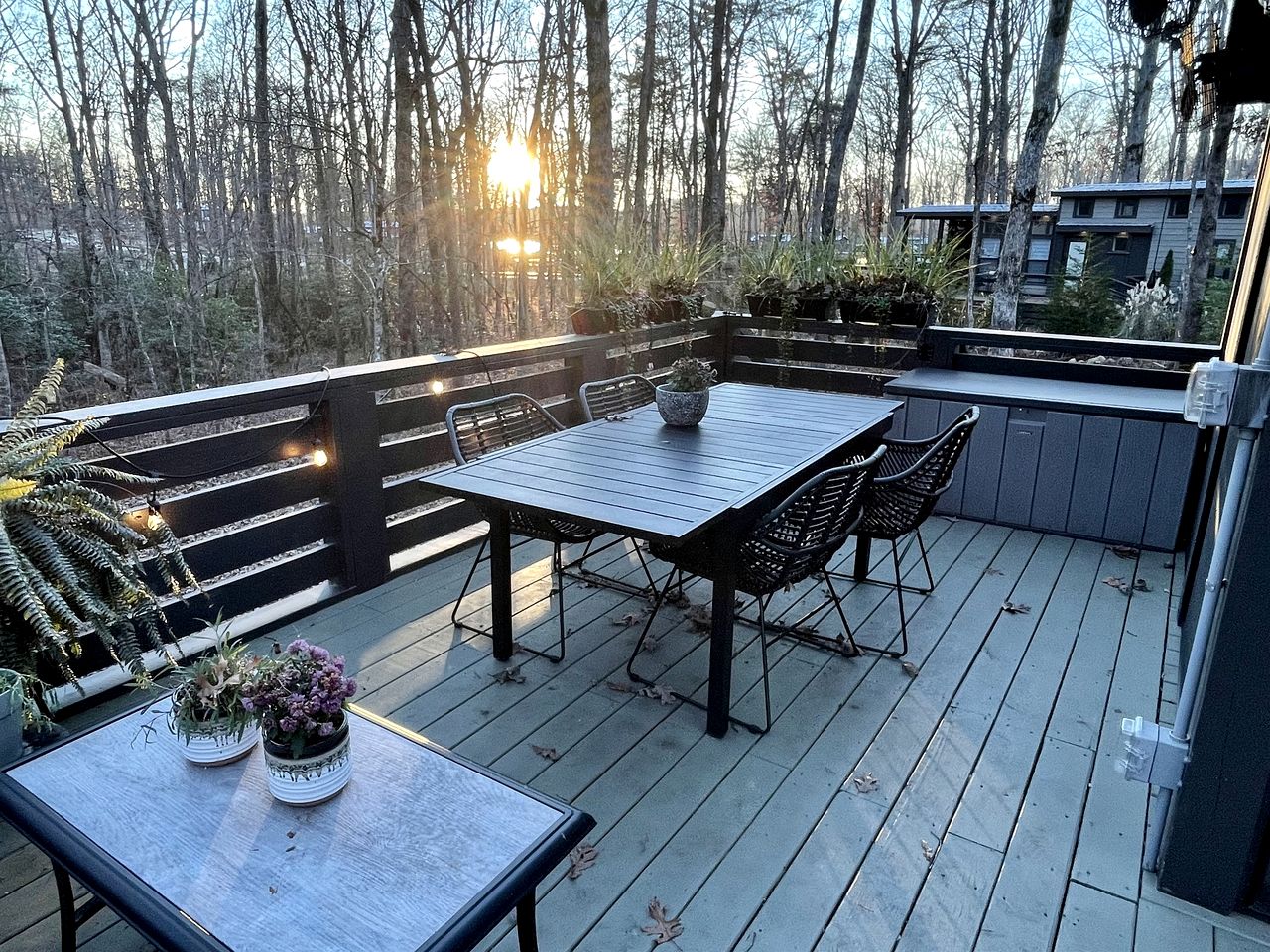 Chic Tiny Cabin with Jacuzzi, Screened Porch and Grill in Tennessee
