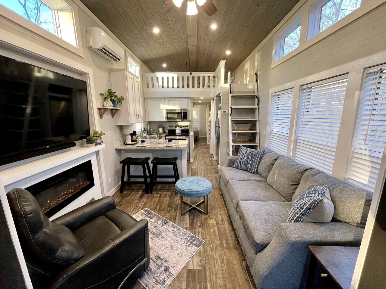 Chic Tiny Cabin with Jacuzzi, Screened Porch and Grill in Tennessee