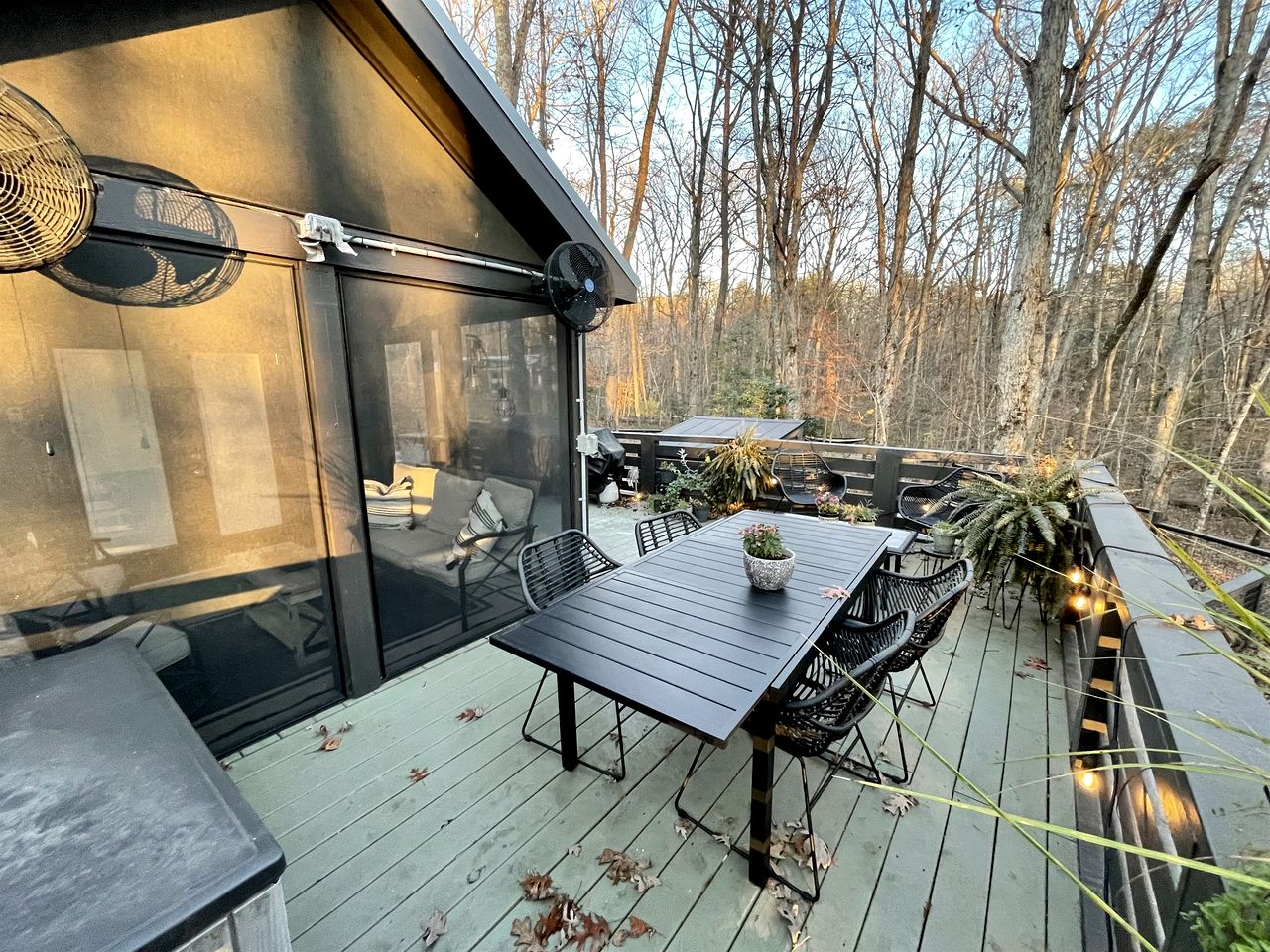 Chic Tiny Cabin with Jacuzzi, Screened Porch and Grill in Tennessee