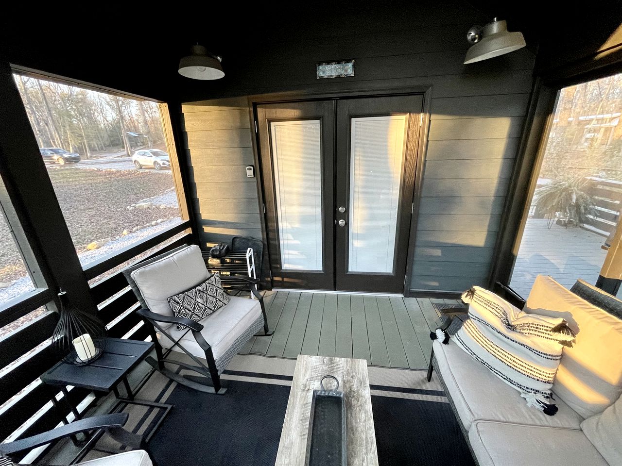 Chic Tiny Cabin with Jacuzzi, Screened Porch and Grill in Tennessee