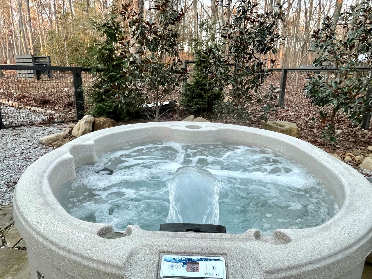 Chic Tiny Cabin with Jacuzzi, Screened Porch and Grill in Tennessee