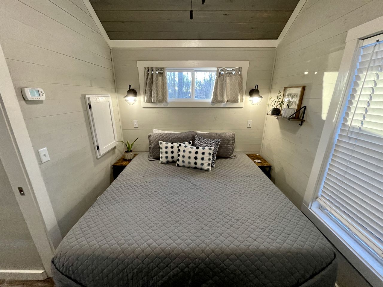 Chic Tiny Cabin with Jacuzzi, Screened Porch and Grill in Tennessee