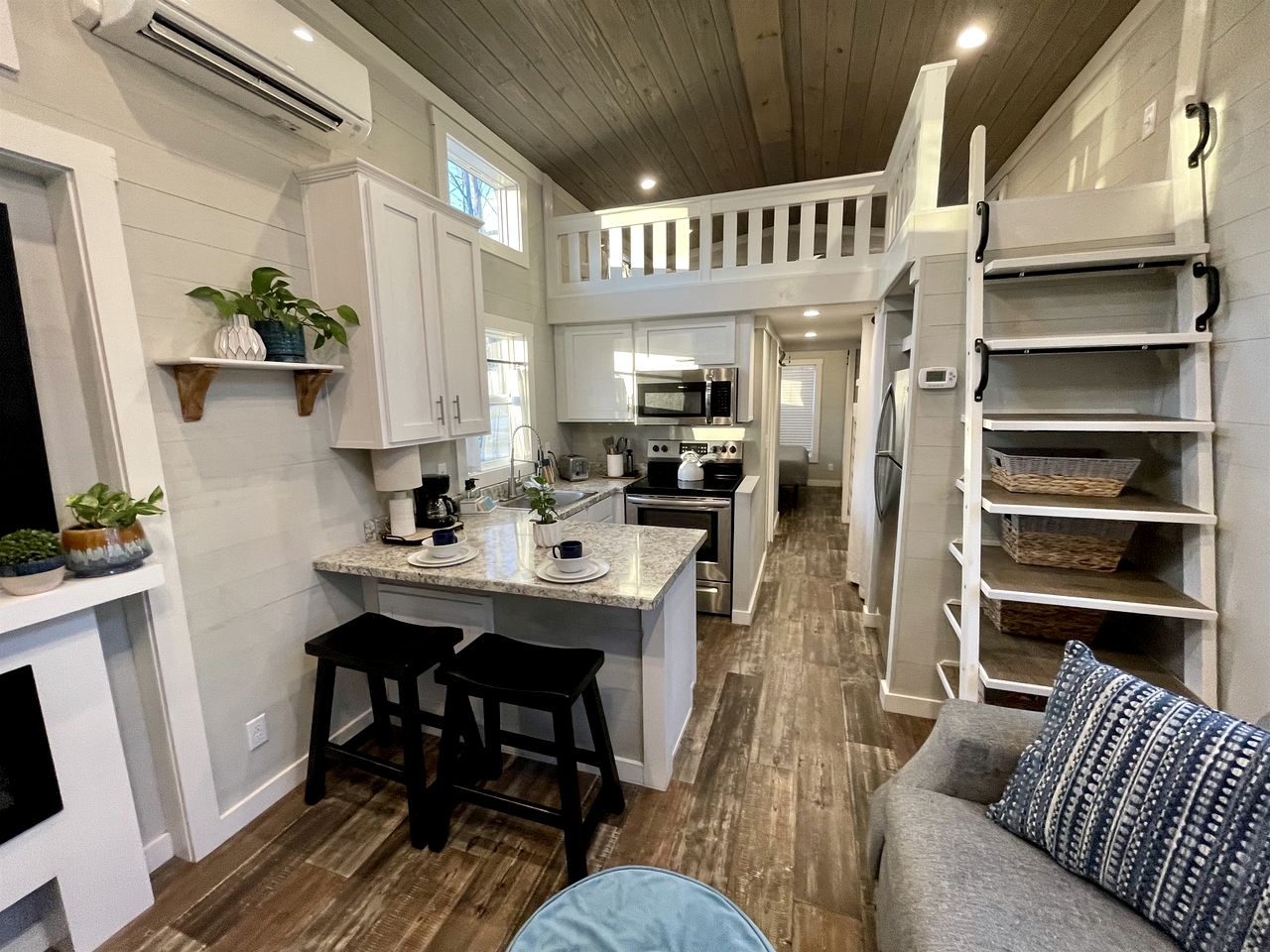 Chic Tiny Cabin with Jacuzzi, Screened Porch and Grill in Tennessee