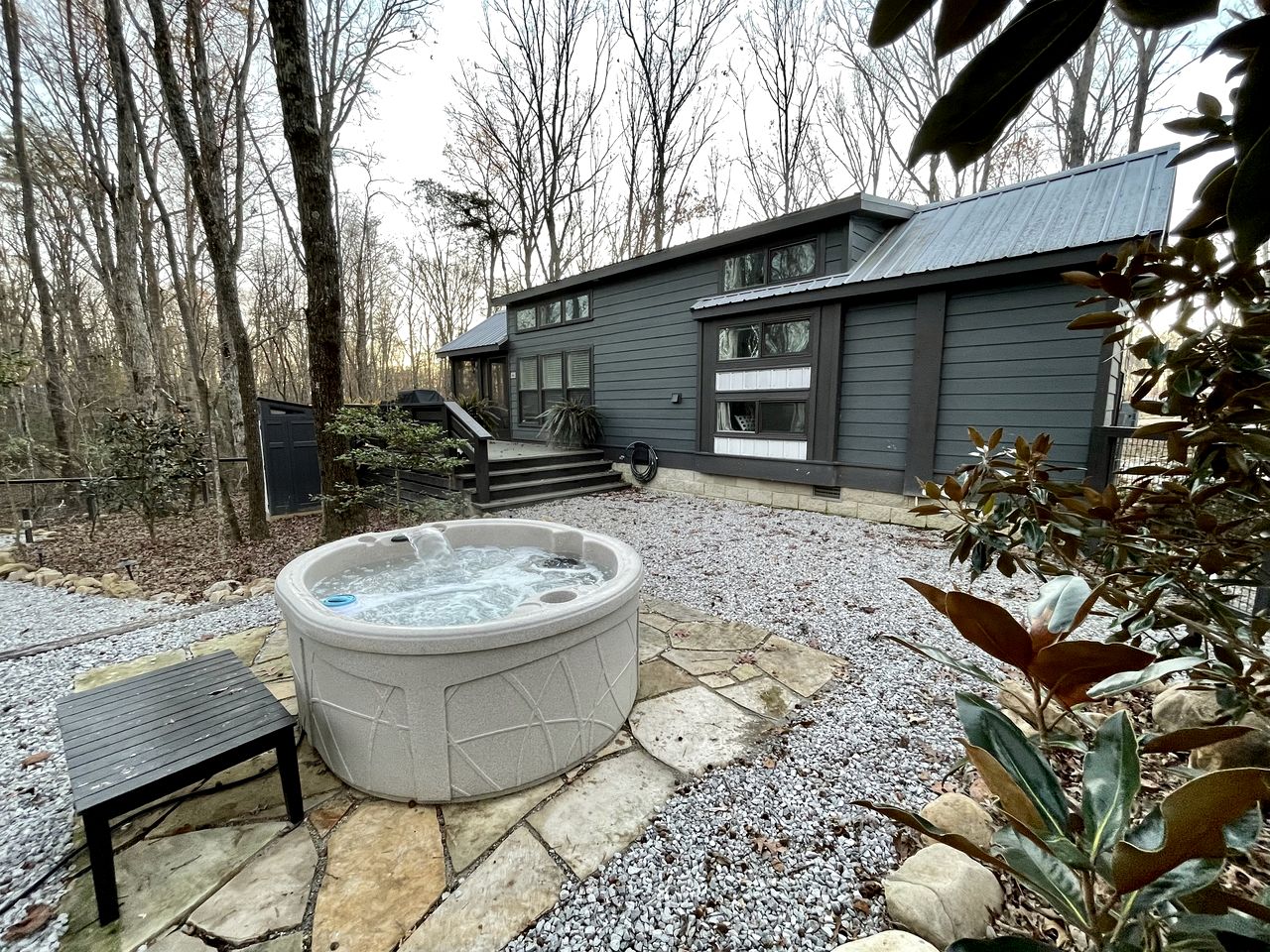 Chic Tiny Cabin with Jacuzzi, Screened Porch and Grill in Tennessee