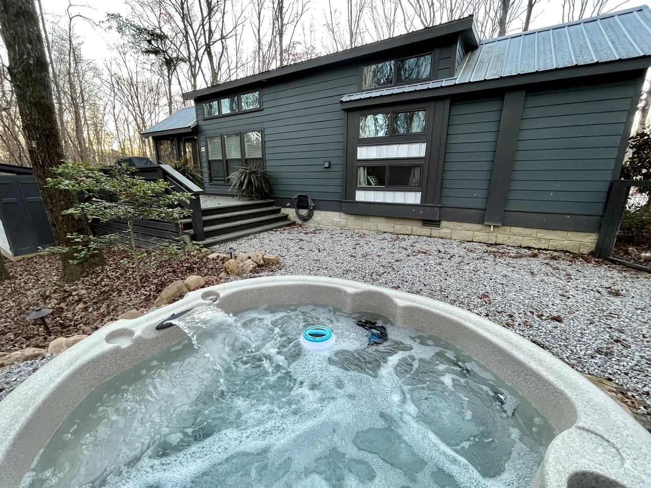 Chic Tiny Cabin with Jacuzzi, Screened Porch and Grill in Tennessee