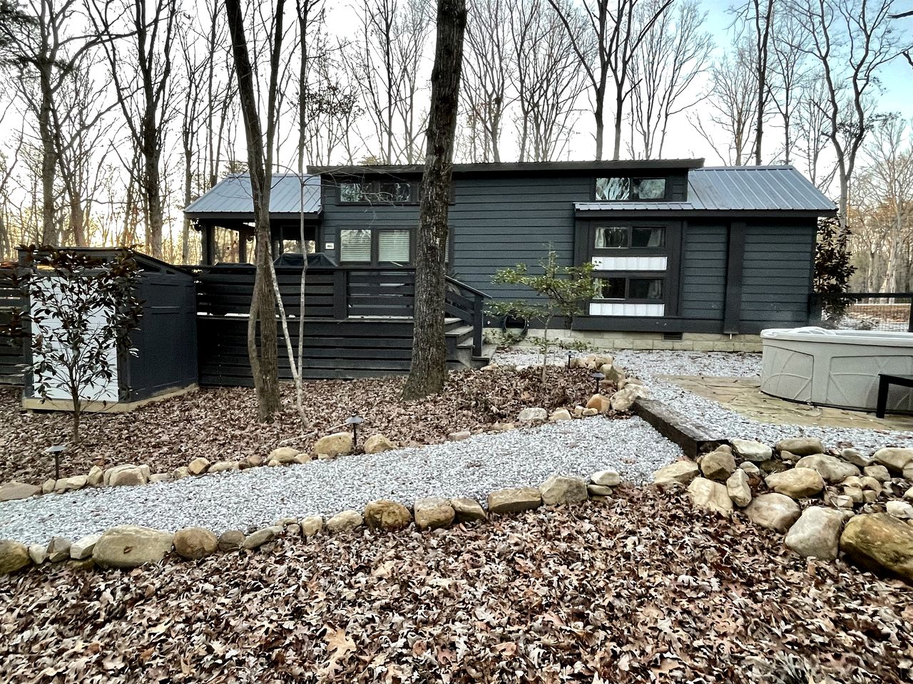 Chic Tiny Cabin with Jacuzzi, Screened Porch and Grill in Tennessee