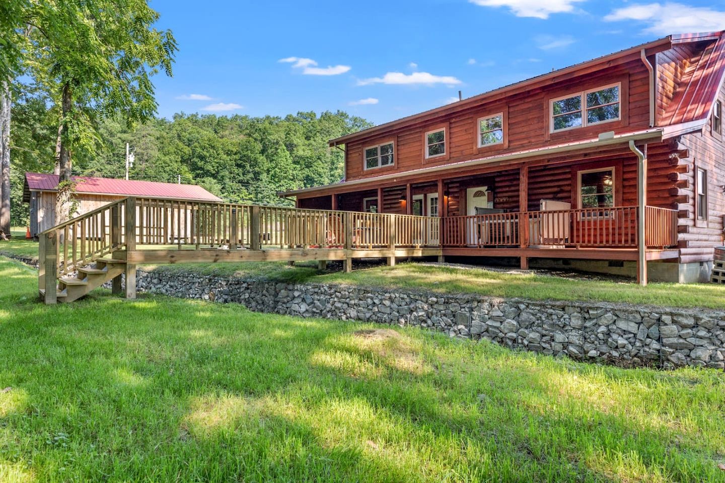 Chic Wooden Cabin with Hot-Tub, Ping-Pong Table and Fire Pit in Stanton, Kentucky