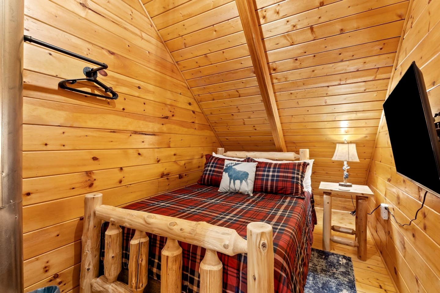 Chic Wooden Cabin with Hot-Tub, Ping-Pong Table and Fire Pit in Stanton, Kentucky